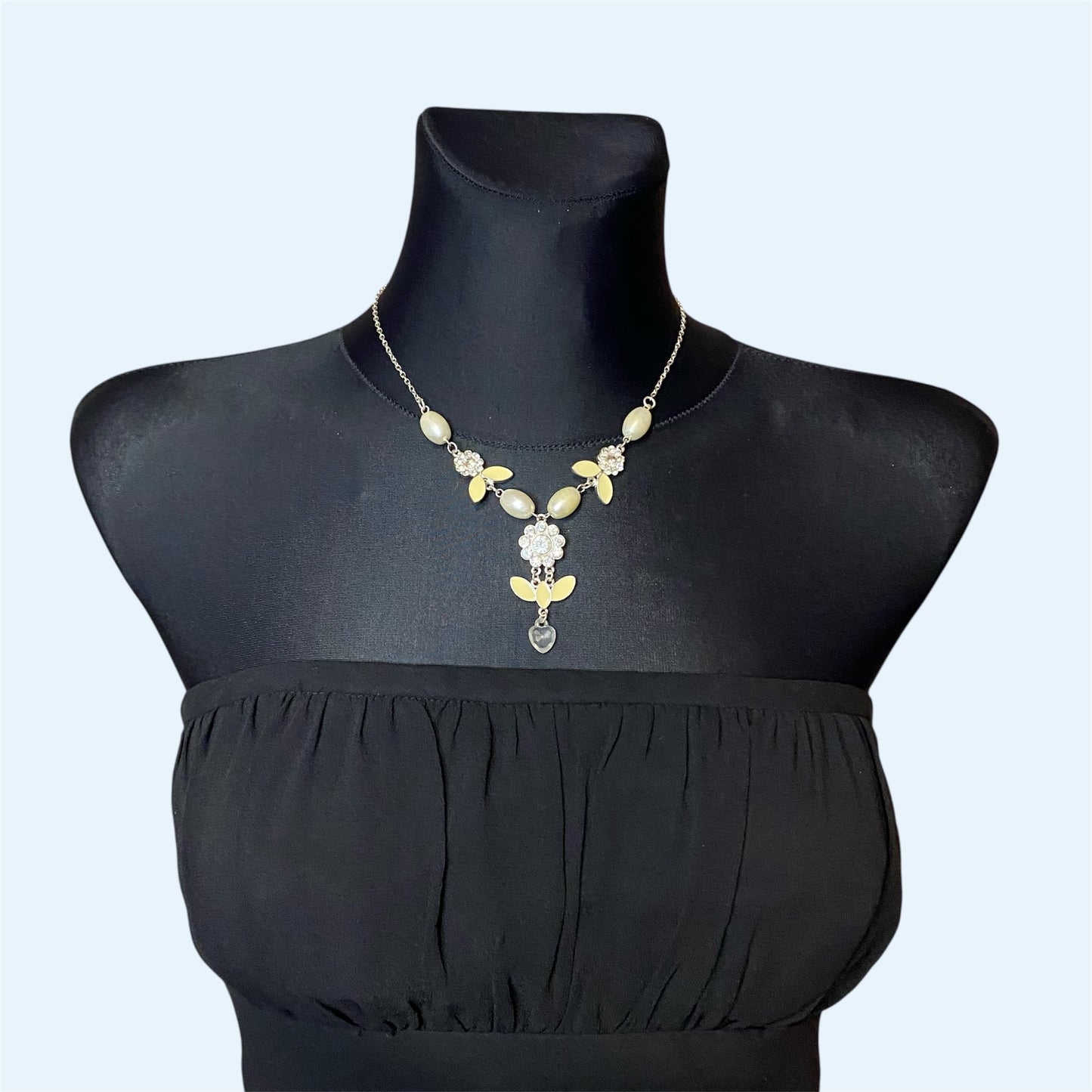 White vintage pearl necklace