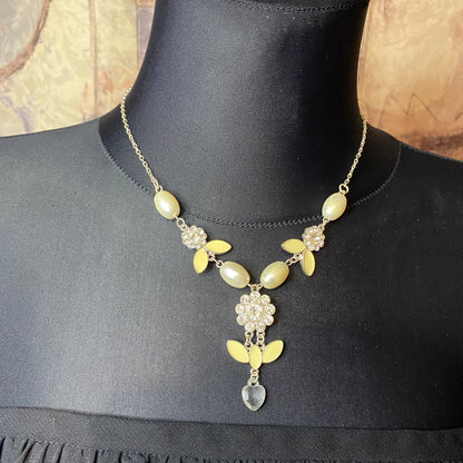 White vintage pearl necklace